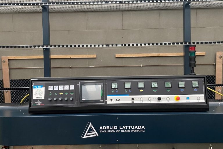 Machine à façonnage des bords rectilignes 2